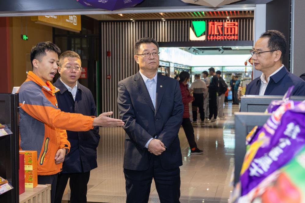 在伶俐服务区.jpg 在伶俐服务区.jpg